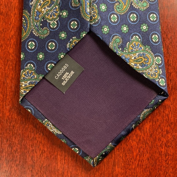 Madison Avenue 100% Silk Tie - Picture 3 of 5